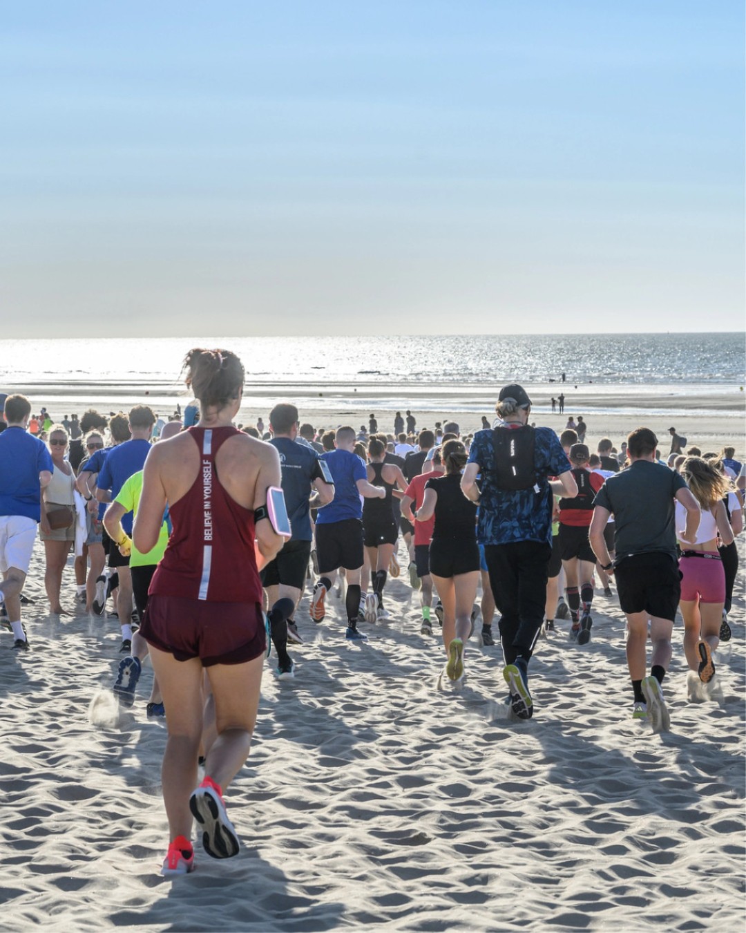 📸 Nieuw: upload een selfie en vind jouw foto’s van de De Panne Beach Run & Kids Run terug! 🏃‍♀️🏃‍♂️

Gisteren liepen jong en oud over het strand, met de zee aan hun zijde en de zeebries als extra duwtje in de rug (of als je ergste tegenstander 😉). Onze fotografen stonden langs het parcours klaar om al die sportieve, enthousiaste en soms zanderige momenten vast te leggen.

🤳 Upload een foto van jezelf via de link en ontdek jouw beelden.
🔗 Link in BIO