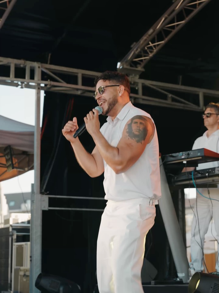 🎉 Een avond vol Spaanse teksten, sambaballen en heupwiegende pasjes. De 𝗟𝗮𝘁𝗶𝗻𝗼 𝗡𝗶𝗴𝗵𝘁 op het Schatseplein brengt meeslepende ritmes die je voeten laten dansen.