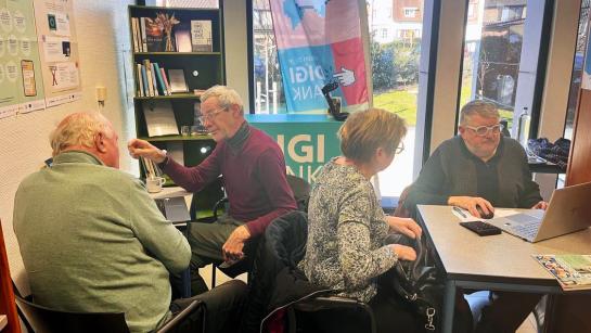 Digidokters helpen mensen met hun vragen (in de bibliotheek)