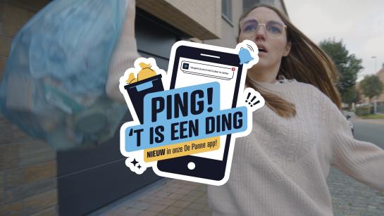 Iemand die achter de vuilniswagen rent met PMD zak