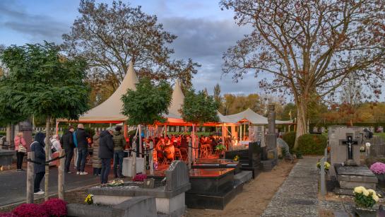 Ingetogen herdenkingsmoment op de begraafplaats