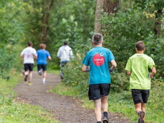 Groep lopers in de natuur