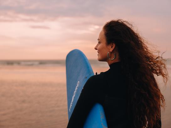 surfer op het strand