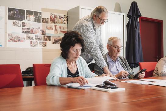 Vrijwilliger helpt mensen op weg met smartphone of tablet