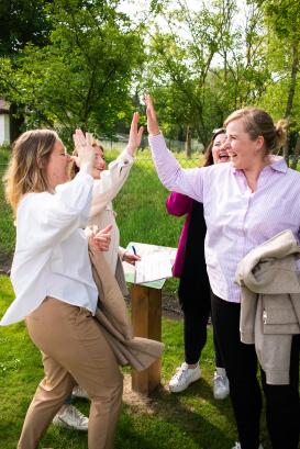 Mensen juichen bij het oplossen van een raadsel