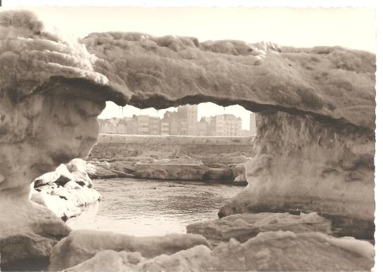 een brug van ijs op het strand