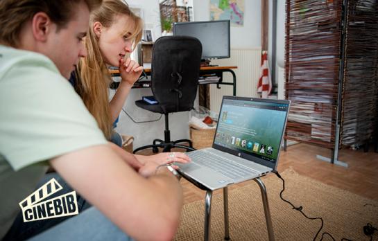 Studenten op kot bekijken een film op een laptop