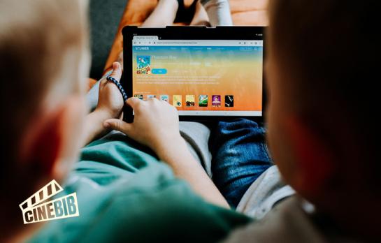 Kinderen kijken een film op tablet
