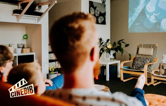 Gezin kijkt een film op groot scherm