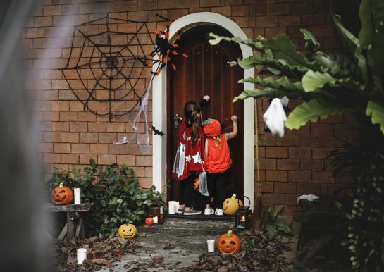 Kinderen komen aan de deur met Halloween