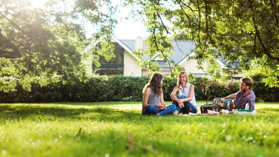 Gelukkige inwoners en bezoekers voor een woning of vakantiewoning