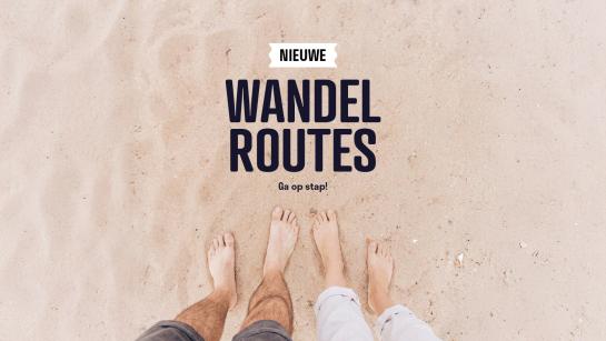 Voeten op het strand, en de tekst 'nieuwe wandelroutes'