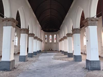 De vloer in de kerk wordt uitgebroken