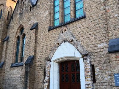 Het voorportaal van de kerk werd afgebroken